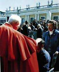João Paulo II na Praça de São Pedro com a Vidente Vicka, quando a única posição da Igreja sobre Medjugorje era a opinião pessoal do Papa